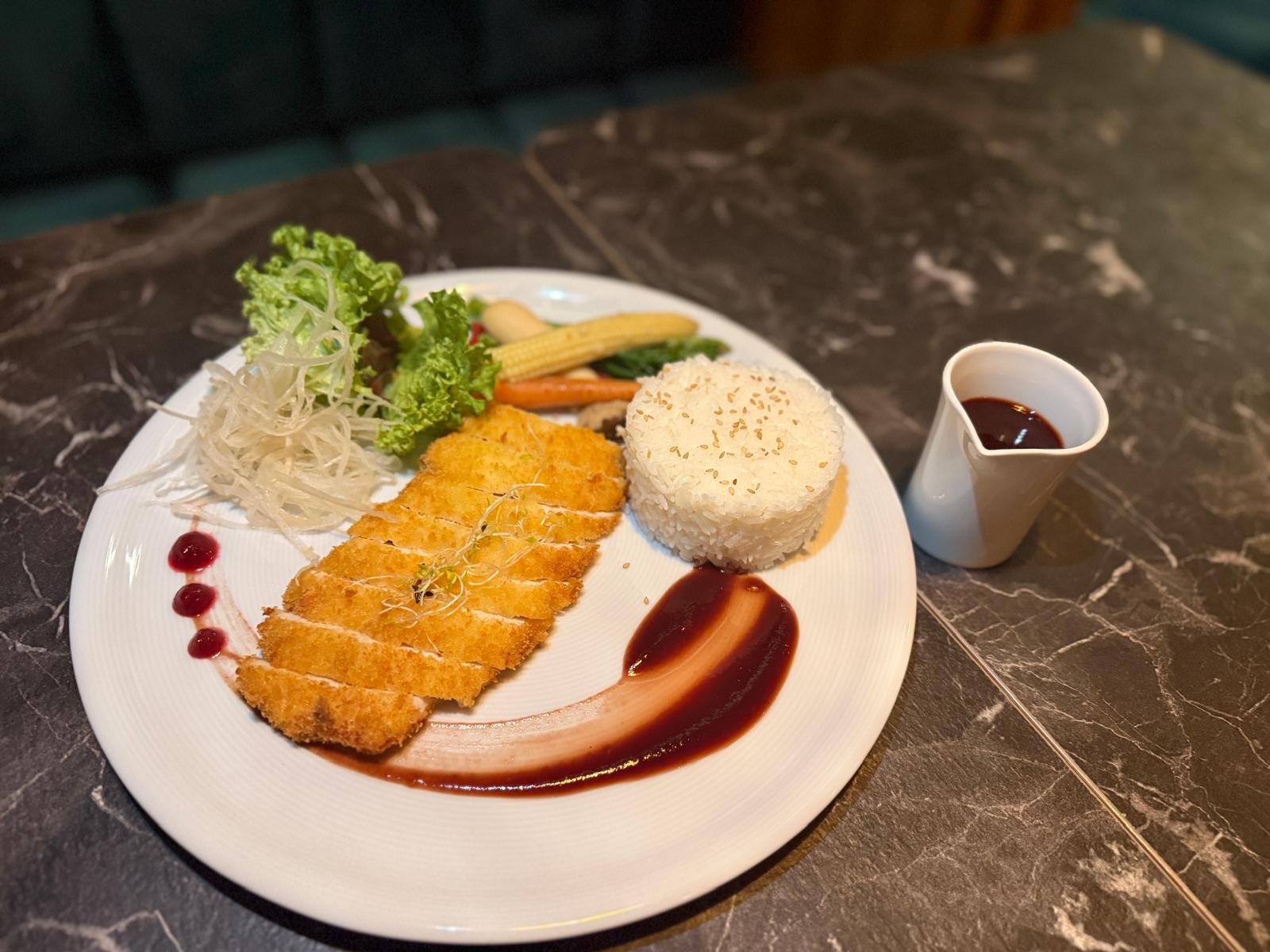 Knuspriges Chicken Katsu mit japanischer Rotweinsauce, Sesamreis und frischem Gemüse