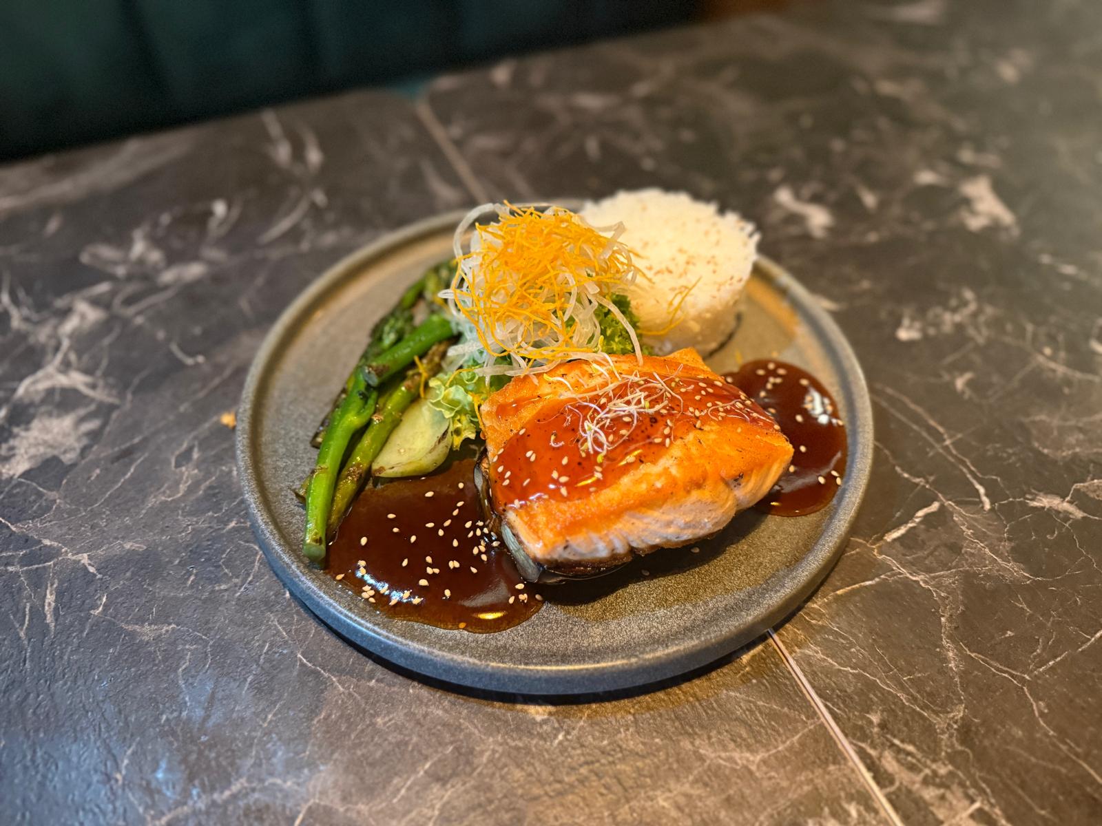 Gegrillter Teriyaki Lachs mit Sesam, Reis, grünem Spargel und Teriyakisauce