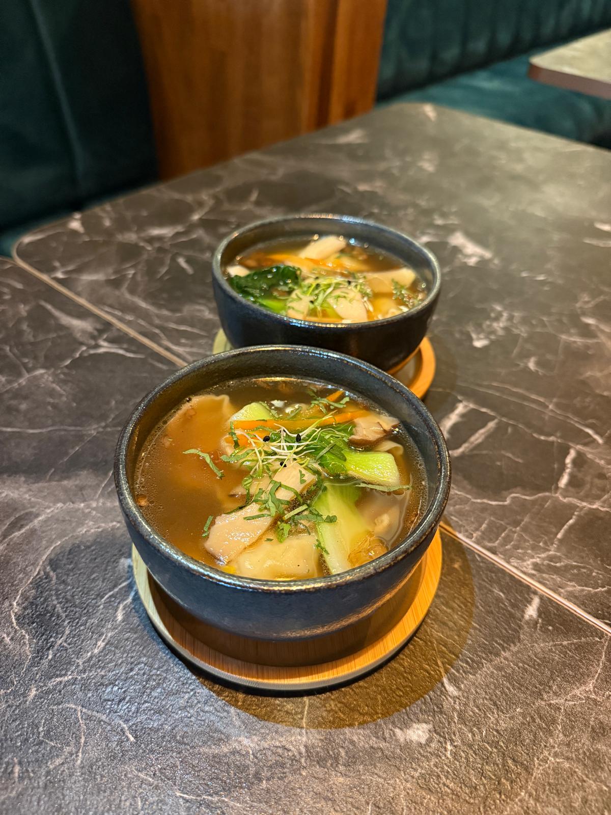 Tom Yum Tofu mit hausgemachten Nudeln und Gemüse in würziger Kokosbrühe
