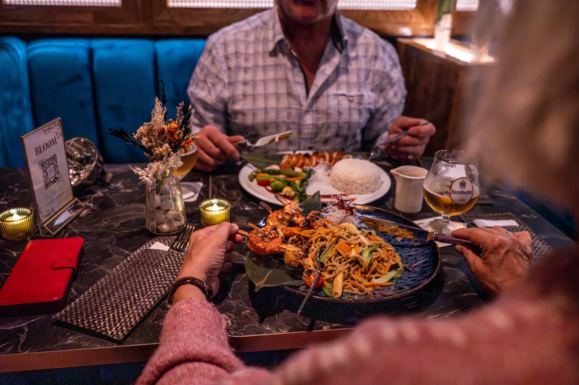 Gäste genießen Pad Thai Fusion und asiatische Spezialitäten im stilvollen Ambiente von Bloom