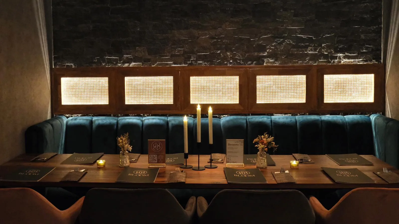 Gedeckte Tische mit Kerzen im Restaurant Bloom